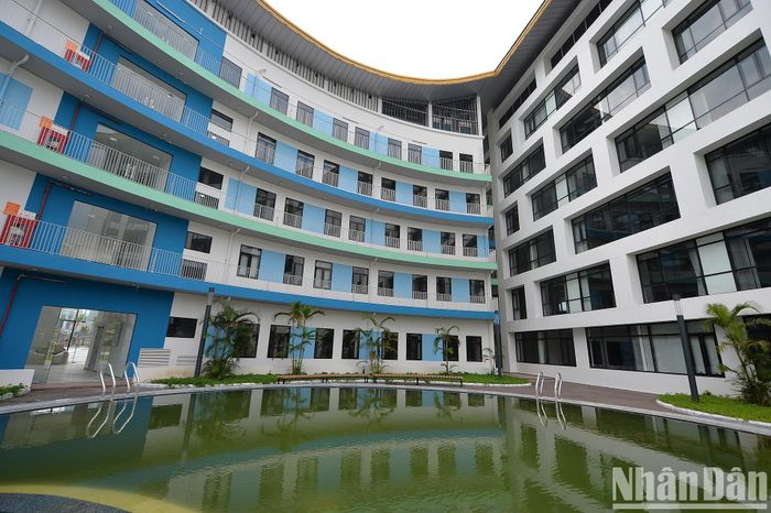 Khuôn viên phía sau khu B còn có một bể bơi ngoài trời và một số hạng mục liên quan.