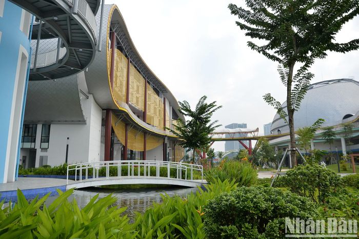 Phối cảnh xanh mát bên ngoài khu B.