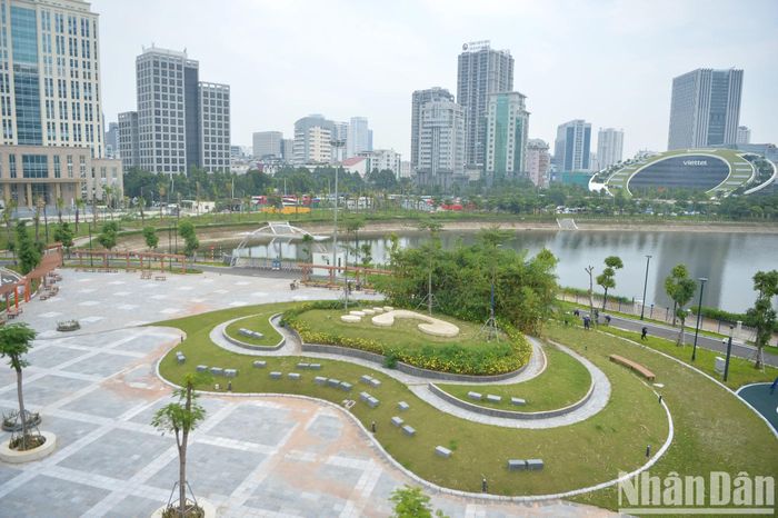 Ở khu vực phía sau Cung, có một công trình thú vị mang tên "Đồi bàn chân".
