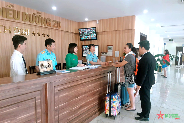 Cán bộ, nhân viên Đoàn An điều dưỡng 20 luôn niềm nở, tận tâm tiếp đón khách đến.