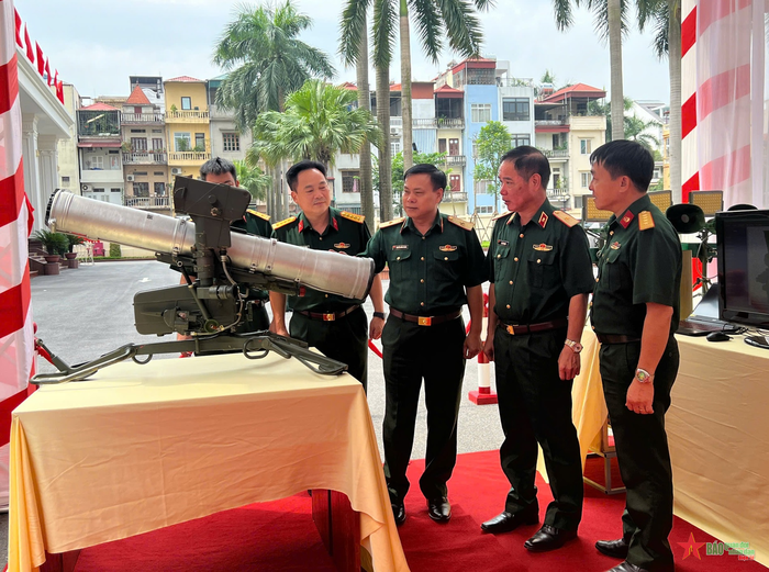  Các đại biểu tham quan mô hình, sản phẩm vũ khí trang bị kỹ thuật. 