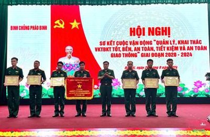 Thiếu tướng Nguyễn Hồng Phong trao Bằng khen tặng các tập thể, cá nhân có thành tích xuất sắc trong thực hiện Cuộc vận động 50. 