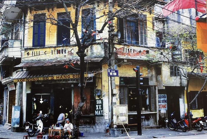 Một số bức ảnh do họa sĩ Lê Thiết Cương chụp được đưa vào cuốn sách "Nhà & người"
