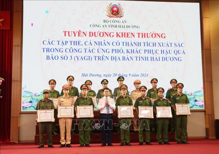 Trao Bằng khen của Chủ tịch UBND tỉnh Hải Dương cho các tập thể, cá nhân có thành tích xuất sắc.