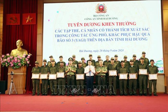 Khen thưởng lực lượng tham gia bảo vệ an ninh trật tự ở cơ sở có thành tích xuất sắc.