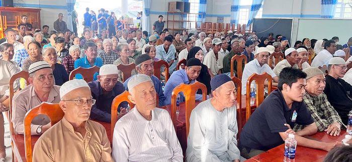 Đại biểu tham dự buổi phát quà và người dân tham gia khám, chữa bệnh