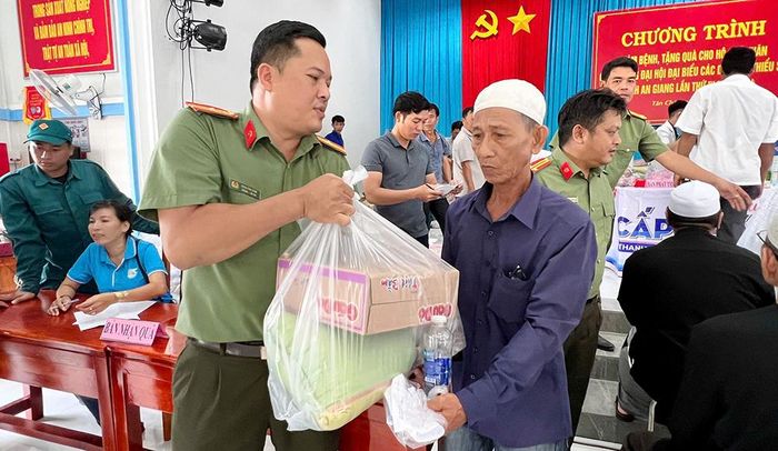 Người dân được tư vấn, khám bệnh, phát thuốc và nhận quà