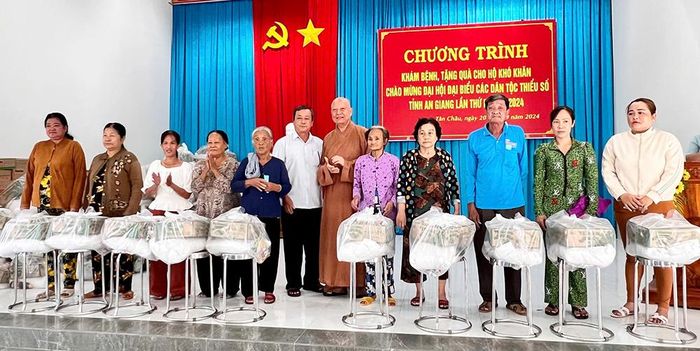 Trao quà cho các hộ dân