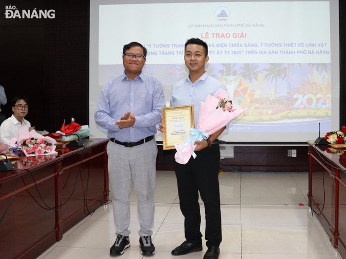 Đại diện Sở Xây dựng trao giải cho đơn vị đạt giải Nhất về ý tưởng thiết kế linh vật và biểu tượng trang trí phục vụ Tết Ất Tỵ. Ảnh: HOÀNG HIỆP
