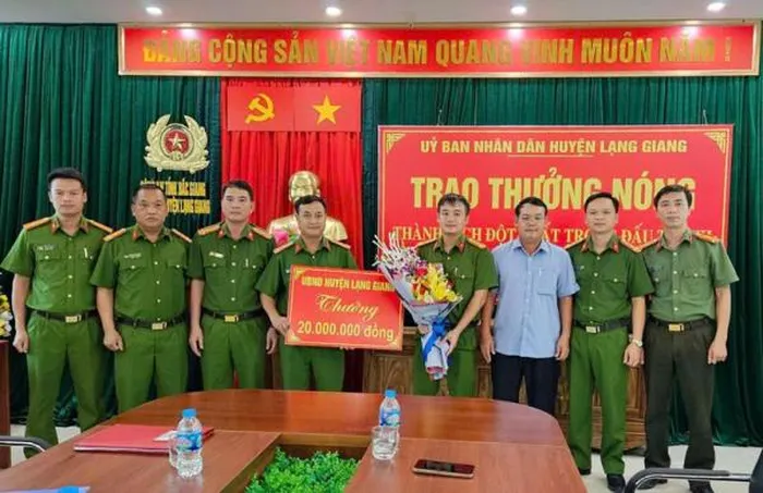 Đồng chí Nguyễn Văn Bằng, Chủ tịch UBND huyện Lạng Giang trao thưởng cho Công an huyện Lạng Giang.