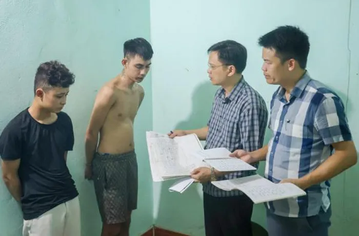 Lãnh đạo Công an huyện Lạng Giang làm việc với 2 đối tượng Chính và Tuấn mua bán trái phép chất ma túy.