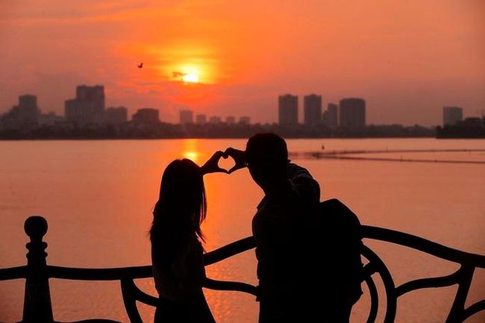 Đôi bạn trẻ tận hưởng cảnh sắc mùa Thu Hà Nội đầy lãng mạn. Ảnh: Minh Quyết - TTXVN