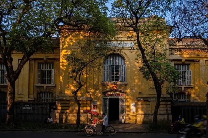 Nắng chiều Thu vàng như rót mật trên từng con phố. Ảnh: Phạm Tuấn Anh – TTXVN