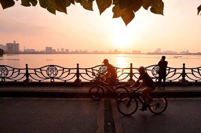 Chiều hoàng hôn bên hồ Tây. Ảnh: Minh Quyết – TTXVN