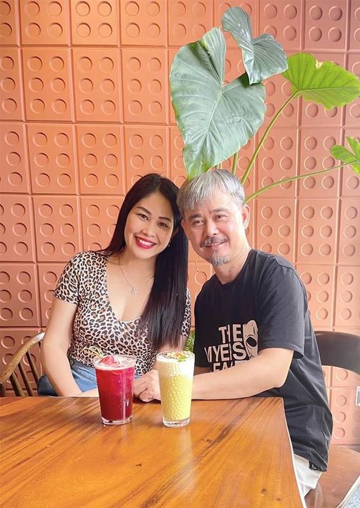 Gần 10 năm trước, anh cùng nam diễn viên Anh Tuấn mở một nhà hàng bánh canh ghẹ. Trước đó cả hai người đã vào TP.HCM để học nghề. Quán ăn ngày càng đông khách, kinh tế gia đình đã ổn định nên hiện tại anh quay trở lại với nghề, tích cực tham gia nhiều phim khác nhau. (Ảnh: FB Tăng Minh Nguyệt)