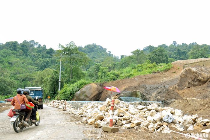 Những tảng đá nằm sát Quốc lộ 16 tiềm ẩn nguy hiểm cho người tham gia giao thông. Ảnh: Q.An