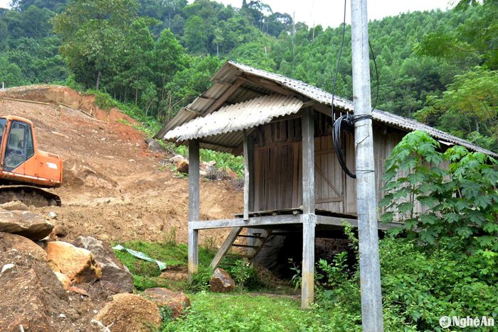 Các hộ dân sống cạnh điểm sạt lở đã được yêu cầu di dời đến nơi an toàn. Ảnh: Q.An