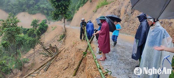 Tuyến đường tại một số bản ở Con Cuông bị sạt lở nghiêm trọng. Ảnh: Tường Vi