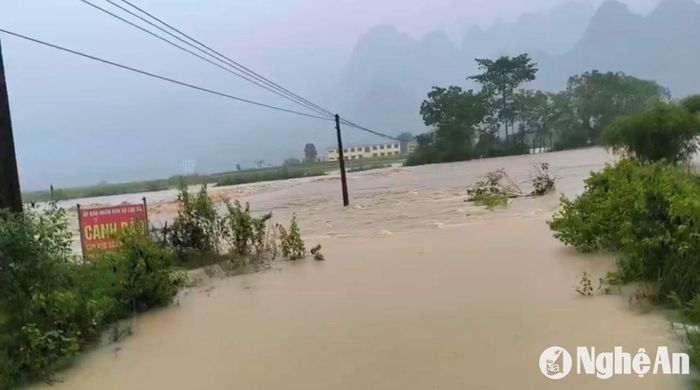 Nước lũ dâng cao tại đập tràn Khe Mọi, xã Lục Dạ đi xã Môn Sơn khiến một số điểm bị cô lập nhiều ngày qua. Ảnh: Tường Vi