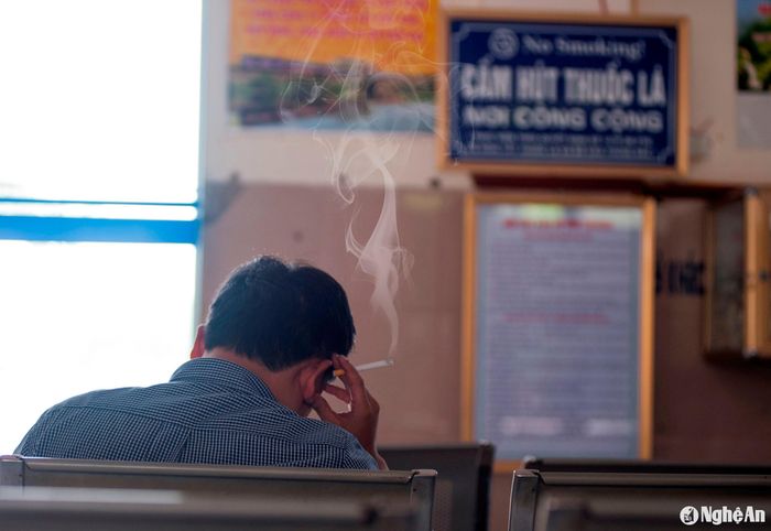 Tình trạng hút thuốc lá nơi công cộng, công sở, bệnh viện, trường học ở Nghệ An vẫn còn diễn ra. Ảnh: Thành Chung