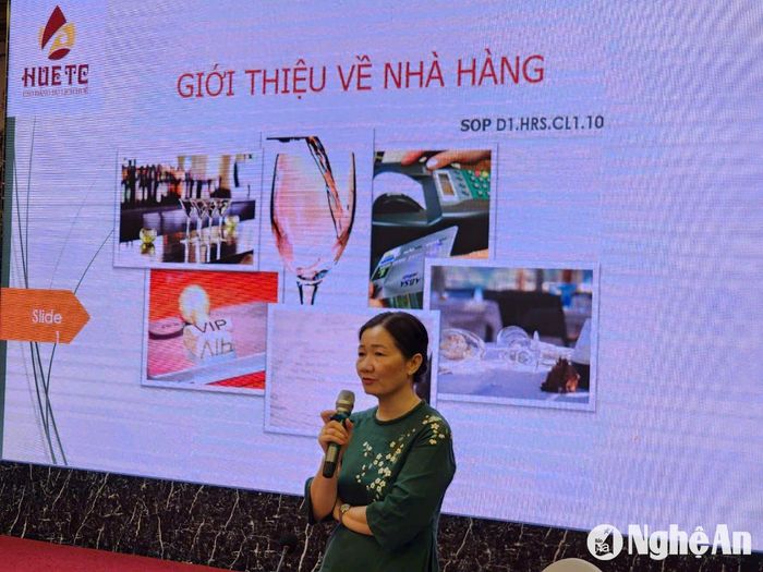 Tập huấn nâng cao nghiệp vụ lễ tân, bàn và bar cho nhân viên các cơ sở lưu trú. Ảnh: Hoàng Đức Chung