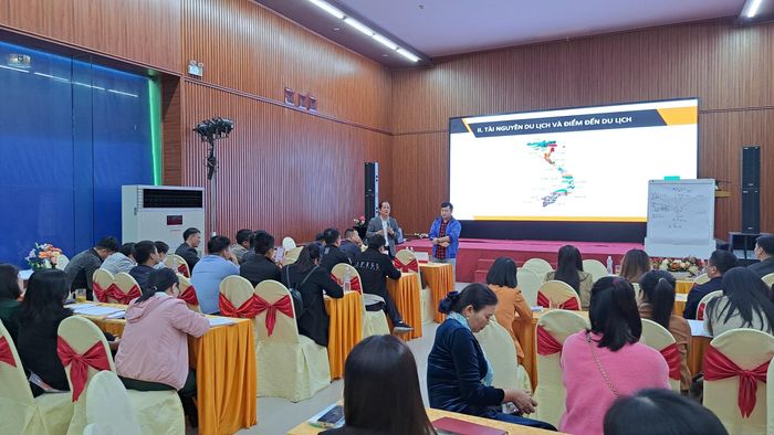 Lớp tập huấn nghiệp vụ kinh doanh lữ hành, hướng dẫn du lịch cho các hướng dẫn viên du lịch, doanh nghiệp kinh doanh dịch vụ lữ hành trong toàn tỉnh. Ảnh tư liệu: Hoàng Đức Chung