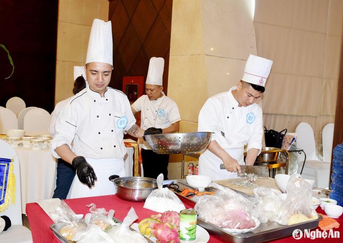 Hầu hết các khách sạn và nhà hàng ăn uống đều thiếu đầu bếp. Ảnh: Công Kiên