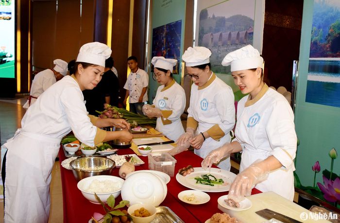 Trước tình trạng thiếu nhân lực, nhiều cơ sở du lịch đã tổ chức đào tạo chéo trong nội bộ. Ảnh: Công Kiên
