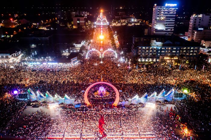 Biển người về với đêm khai mạc Lễ hội du lịch Cửa Lò 2024. Ảnh: Sách Nguyễn