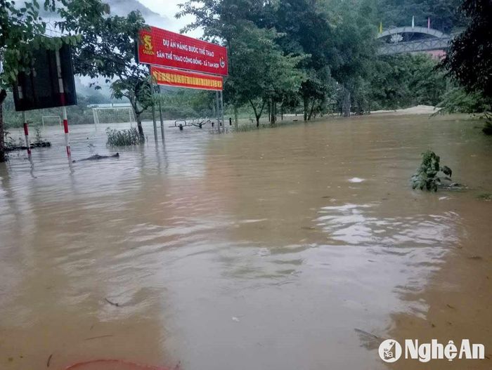 Cầu tràn tại ngã ba xã Tam Hợp bị ngập băng khiến cho xã Tam Hợp bị cô lập hoàn toàn từ chiều ngày 20/9. Ảnh: Đình Tuân