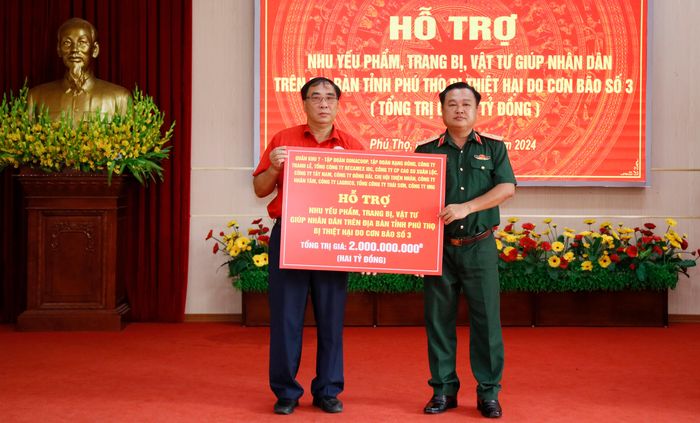 Đại diện lãnh đạo Quân khu 7 bàn giao quà hỗ trợ cho Hội Chữ thập đỏ tỉnh.