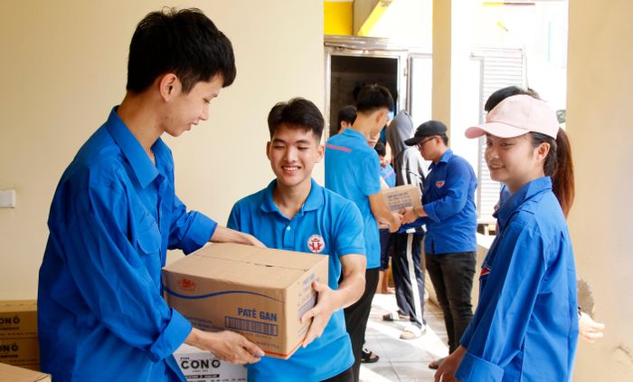 Các tình nguyện viên vận chuyển quà hỗ trợ của Quân khu 7 và các đơn vị, doanh nghiệp trên địa bàn.