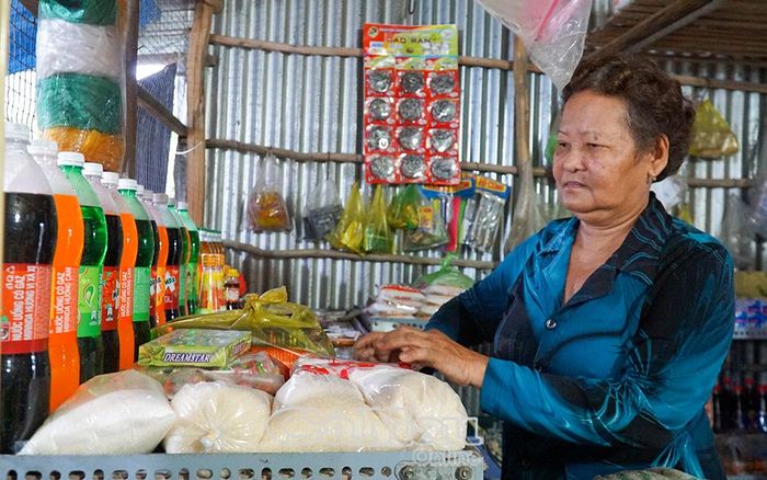 Được vay vốn, gia đình bà Sơn Thị Nương, ấp Đầu Nai, xã Tân Phú mở tiệm tạp hóa, chăn nuôi heo, trồng hoa màu, kinh tế ngày càng phát triển.