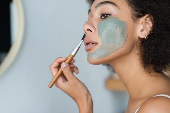 Dinh dưỡng hợp lý kết hợp chăm sóc da phù hợp giúp da trắng sáng hơn.