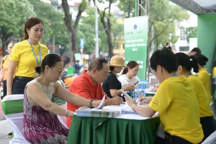Tư vấn dinh dưỡng cho người dân tại sự kiện Ngày Dinh dưỡng cộng đồng Việt Nam lần 3. Ảnh: Trần Minh