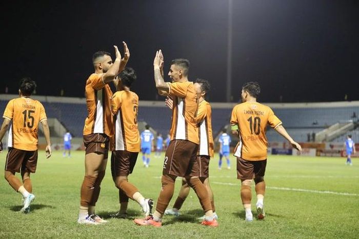 Chỉ với 2 trận đầu mùa này, các học trò của GĐKT Vũ Tiến Thành đã tích lũy được số điểm bằng 10 trận đấu mùa trước. Ảnh: VPF