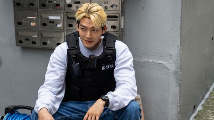 Kim Woo Bin đóng vai chính trong phim Hàn "Officer Black Belt"