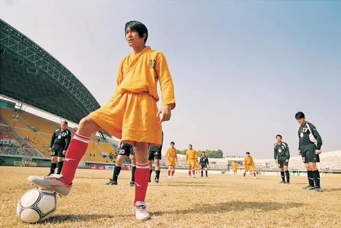 Một cảnh trong phim "Đội bóng Thiếu Lâm" (2001)