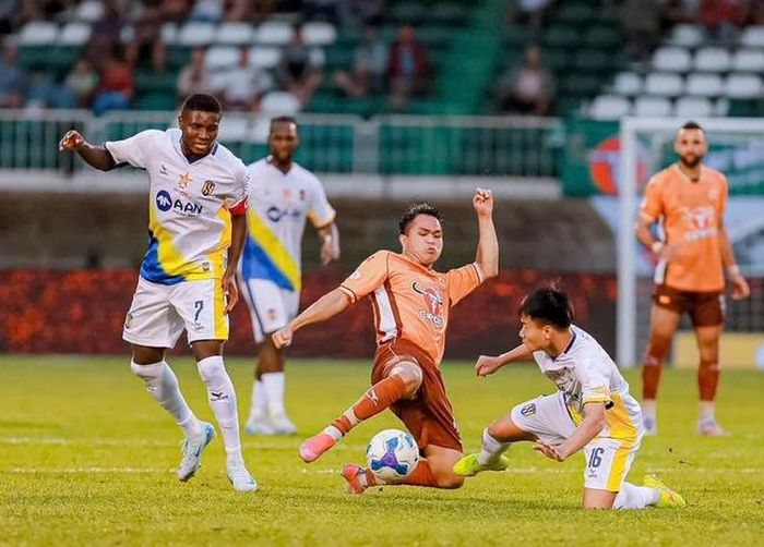 Sự lăn xả của Ngọc Quang giúp HAGL cải thiện rất nhiều khả năng tranh chấp giữa sân. Ảnh: HAGL FC