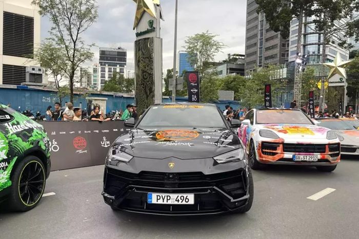 Mặc dù được thừa hưởng tên gọi, nhưng thật đáng buồn là chiếc Lamborghini Urus này không có động cơ V12 mạnh mẽ. Rất mừng là chiếc Lamborghini Urus chỉ dành cho khách sở hữu xe đua Essenza SCV12 có giá 2,2 triệu Euro đã có mặt Việt Nam thông qua sự kiện siêu xe Gumball 3000 2024.