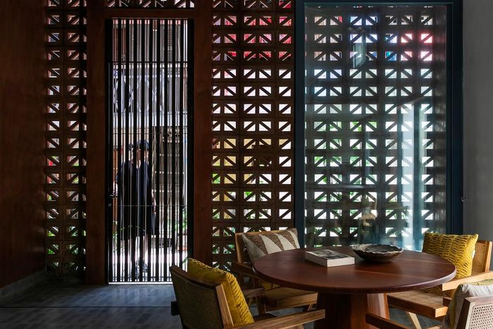 Thiết kế này không chỉ tiết kiệm năng lượng mà còn mang lại sự thông thoáng, mát mẻ, tạo cảm giác gần gũi với thiên nhiên, giảm bớt cảm giác chật chội. Ảnh: Hiroyuki Oki