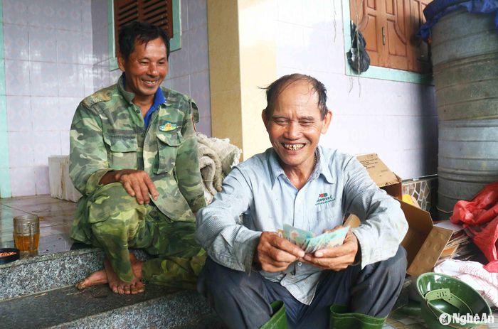 Ở các xã trồng hồng đều có nhiều cơ sở thu mua hồng. Nhiều người đi hái hồng cũng thu gom hồng về nhập cho các cơ sở thu mua lớn. Người dân mang hồng đến nhập, cân lên, tính tiền và nhận tiền ngay. Ông Hồ Viết Chương, một người dân xã Nam Anh chia sẻ: Trung bình mỗi buổi đi hái hồng, ông và con trai sẽ hái được hơn 1 tạ hồng, nhập hồng cho các cơ sở thu mua, lấy tiền ngay rất thuật lợi. Ảnh: Huy Thư