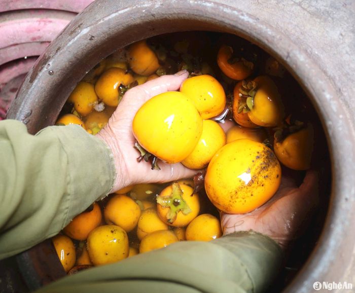 Người dân địa phương thường làm hồng chín ngọt bằng 2 cách: ngâm nước và ủ khô. Hồng ngâm nước trong các thùng, vại... thường giòn, ngot, có màu vàng sáng, còn hồng ủ khô trong các thùng xốp thì thịt mềm và có màu đỏ tươi. Ảnh: Huy Thư