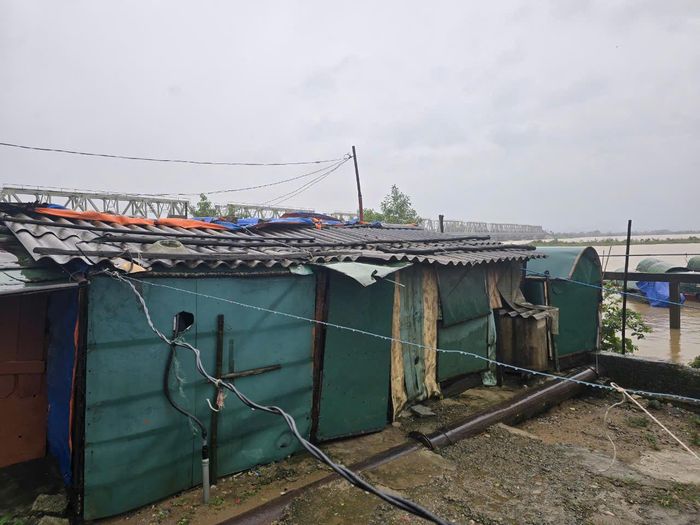 Căn nhà của ông Quang sẽ chìm dưới lòng sông khi lũ về. Ảnh: Tiến Hùng