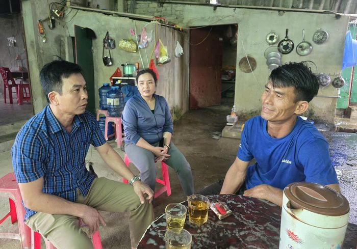 Lãnh đạo xã Xuân Lam (trái), hỏi thăm bà con xóm vạn chài. Ảnh: Tiến Hùng