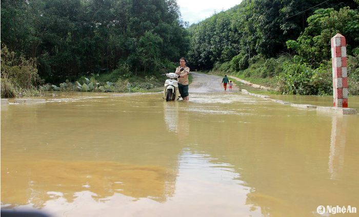 Cầu tràn vào các bản Cao Vều, xã Phúc Sơn, huyện Anh Sơn hiện đã có thể đi qua, 4 bản không còn bị chia cắt. Ảnh: Quang An