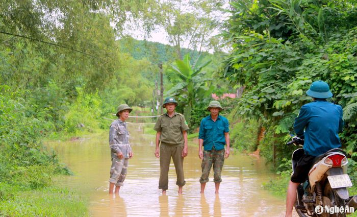 Lực lượng chức năng chốt chặn, không để các phương tiện ra vào xóm 9, xã Đức Sơn nhằm đảm bảo an toàn. Ảnh: Quang An