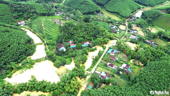 Xóm 9, xã Đức Sơn, huyện Anh Sơn vẫn đang bị cô lập trong sáng 22/9. Ảnh: Xuân Hoàng