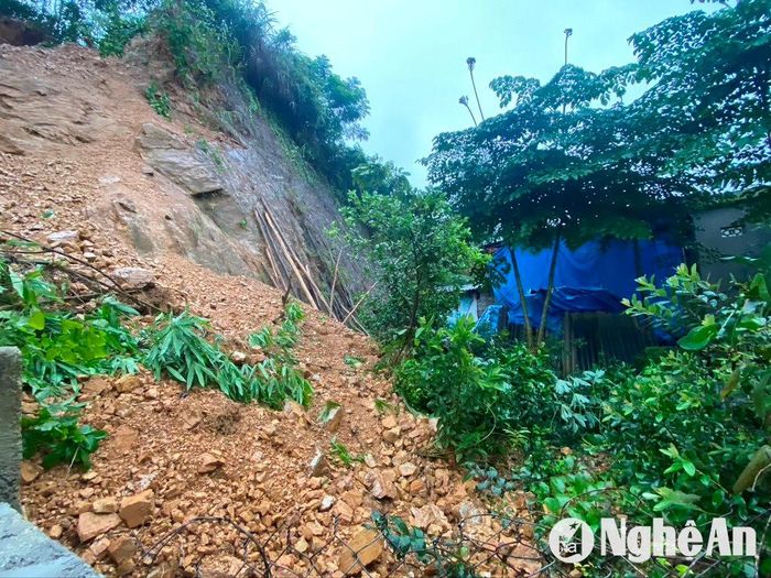Sạt lở núi vùi lấp vào cả diện tích vườn nhà và đe dọa căn nhà dân ở khối 1, thị trấn Tân Kỳ. Ảnh: Văn Trường