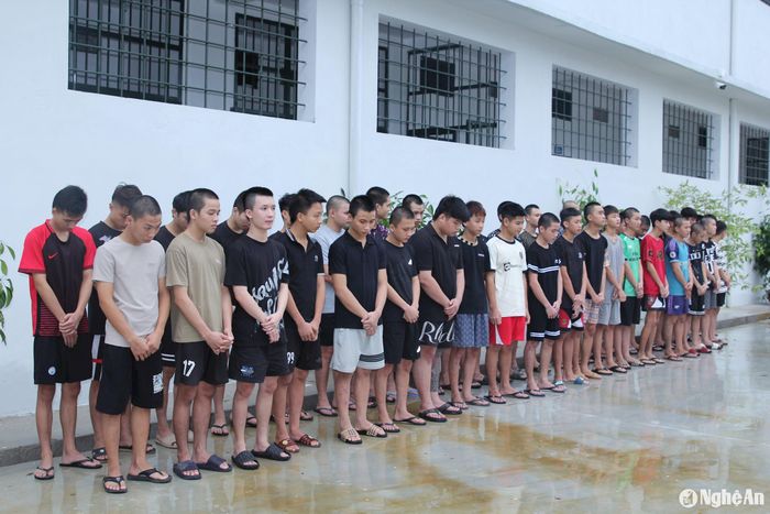 Các nhóm thanh, thiếu niên bị lực lượng Công an thành phố Vinh đấu tranh, bắt giữ. Ảnh: Phạm Thủy